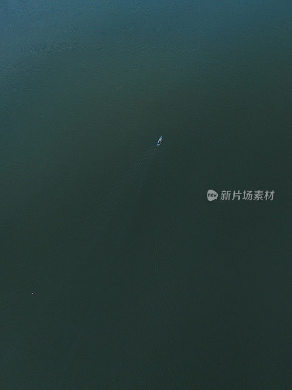 一艘孤独的船在蓝色的大海在Con岛，Con Son岛，Ba Ria Vung Tau省的抽象航拍照片